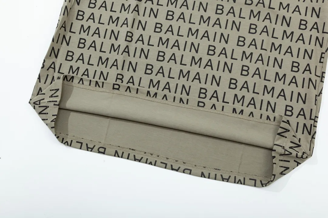 BALMAIN All-over letter print Large logo is exquisitely upgraded, inspired by the 1980s Retro original fabric Official Same Style short-sleeved T-shirt Customized Ketong vat-dyed fabric Very comfortable to the touch Latest brick cabinet synchronization for spring and summer Fashionable and individual Super Versatile good-looking Very suitable for both men and women A must-have for everyone Hang tag Collar label Washed wheat Complete with three labels Color: Khaki green Size: XS~L
